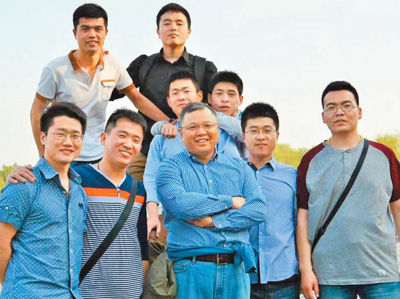 图为黄大年(前排中)和学生在一起。资料照片(人民视觉)