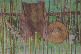 杨善洲用过的蓑衣、斗笠等。